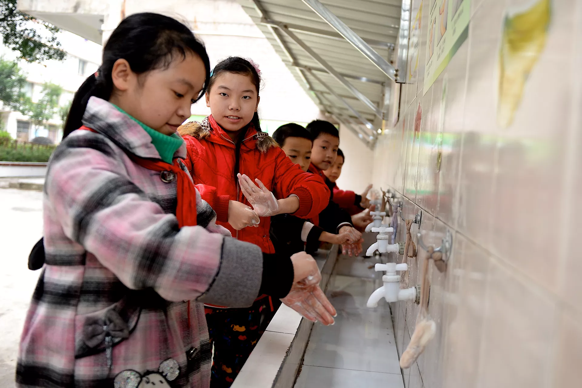 2015年，在重庆忠县的一所小学，学生们用肥皂洗手。