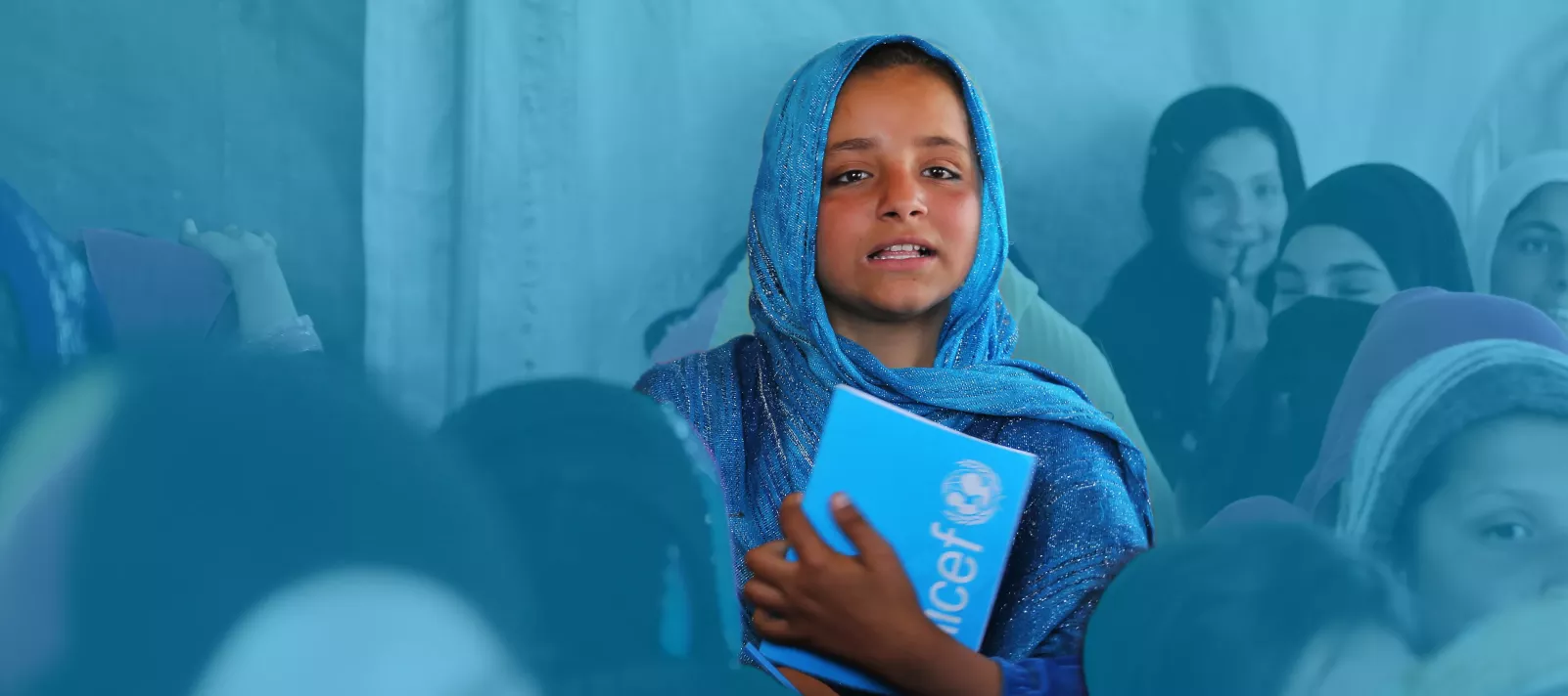 2017年，在阿富汗拉格曼省一所社区学校里，一名10岁的女孩在帐篷教室里上课。